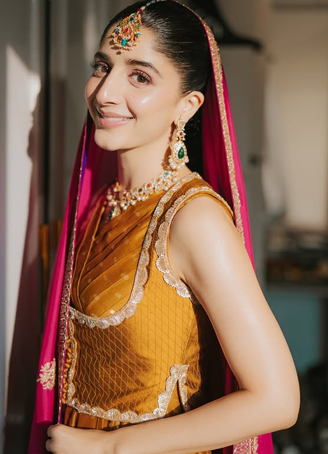 Mawra Hocane In A Traditional Mustard Gharara Looks Ethereal For Her Mehendi Festivities16