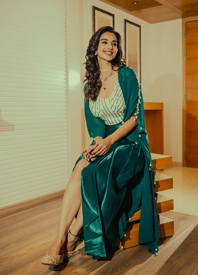 Meenakshi Chaudhary beautiful look in green dress5