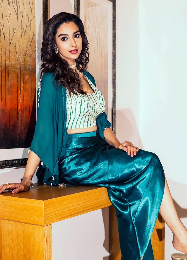 Meenakshi Chaudhary beautiful look in green dress7