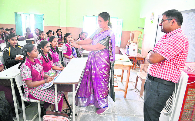 విద్యార్థుల హాజరు  పకడ్బందీగా నమోదు చేయాలి1