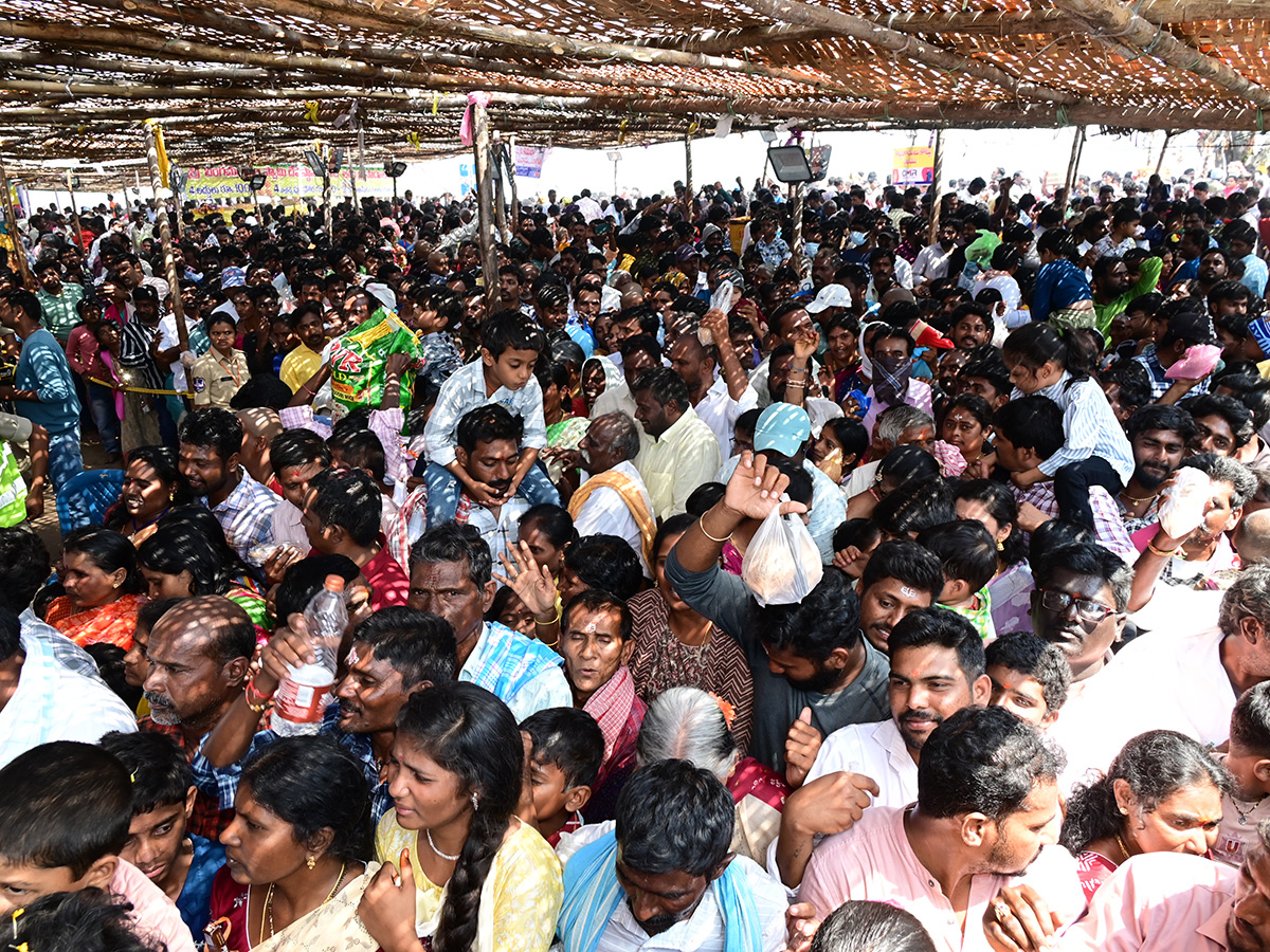 Devotees Rush at Durajpally Peddagattu Jatara 2025 Photos3