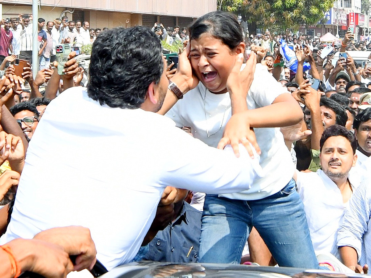 Little Girl Selfie With YS Jagan At Vijayawada Photos2