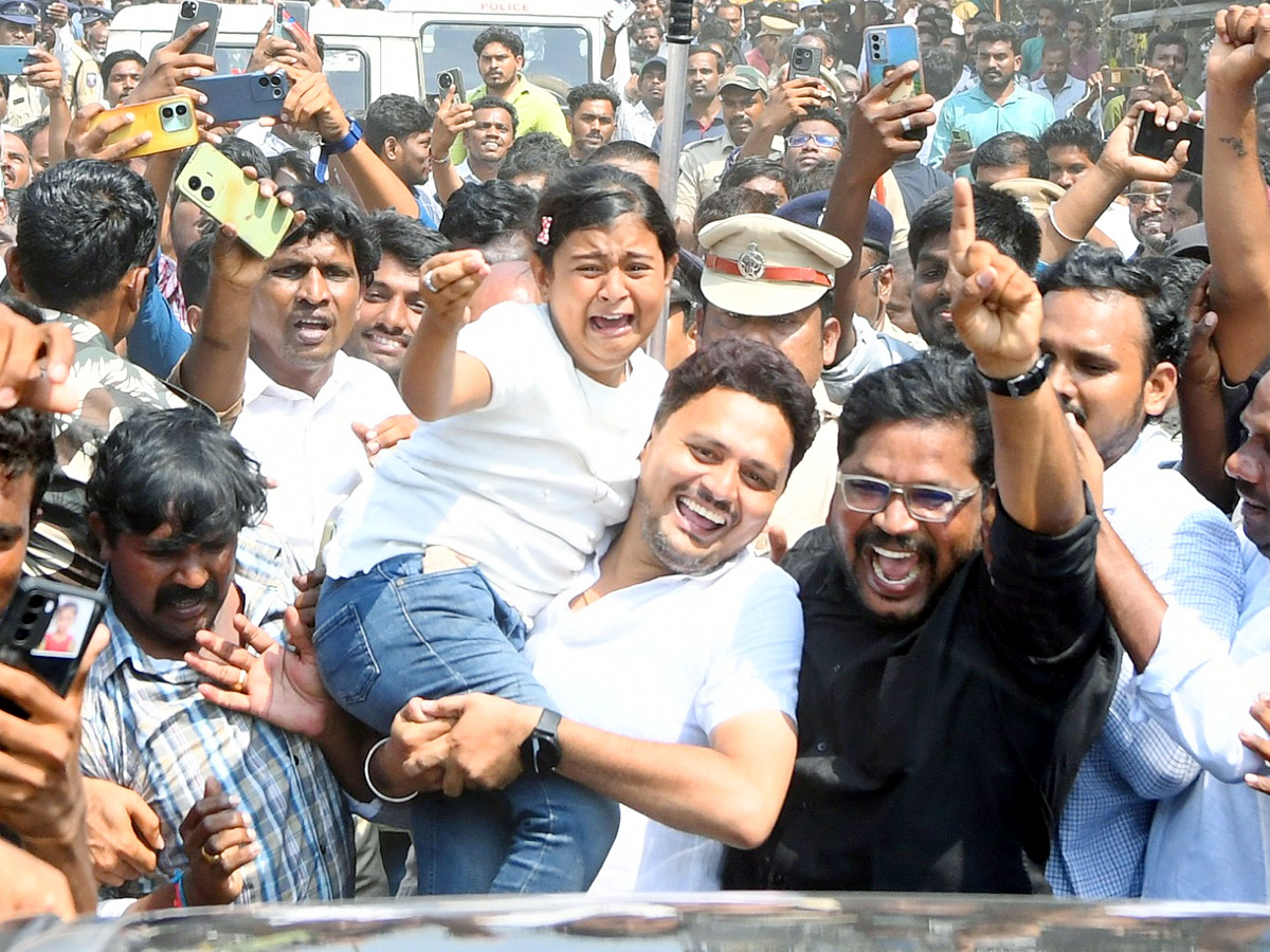 Little Girl Selfie With YS Jagan At Vijayawada Photos3