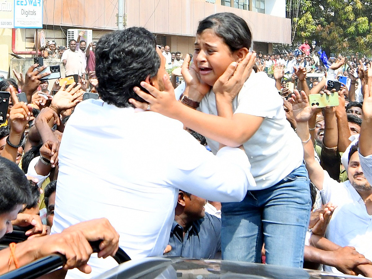 Little Girl Selfie With YS Jagan At Vijayawada Photos4