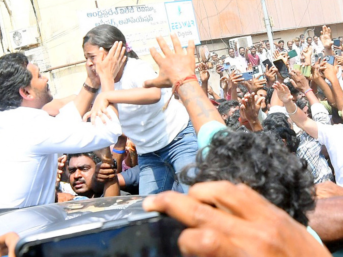 Little Girl Selfie With YS Jagan At Vijayawada Photos5