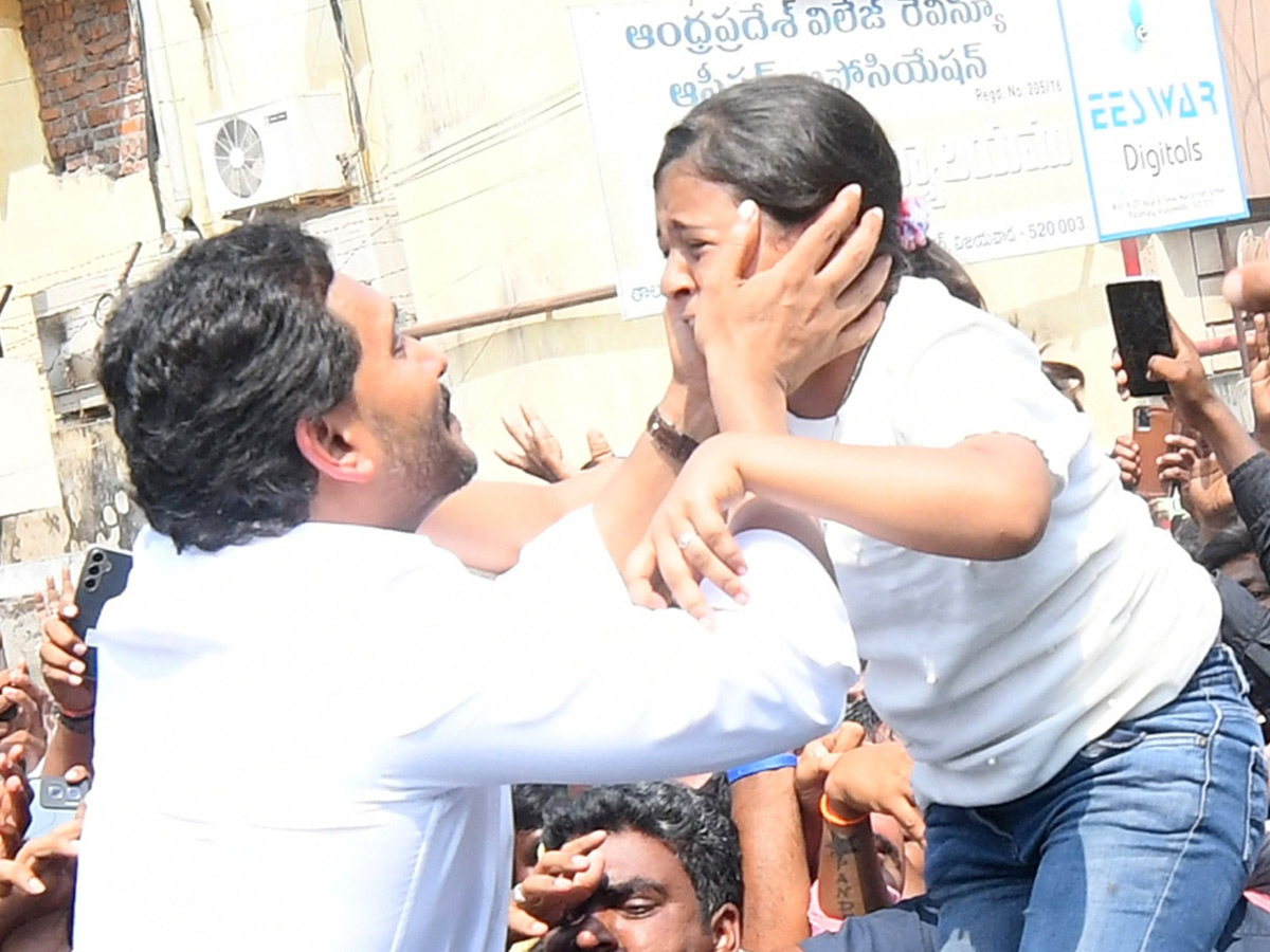 Little Girl Selfie With YS Jagan At Vijayawada Photos6