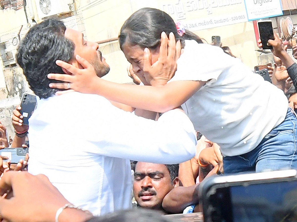 Little Girl Selfie With YS Jagan At Vijayawada Photos7