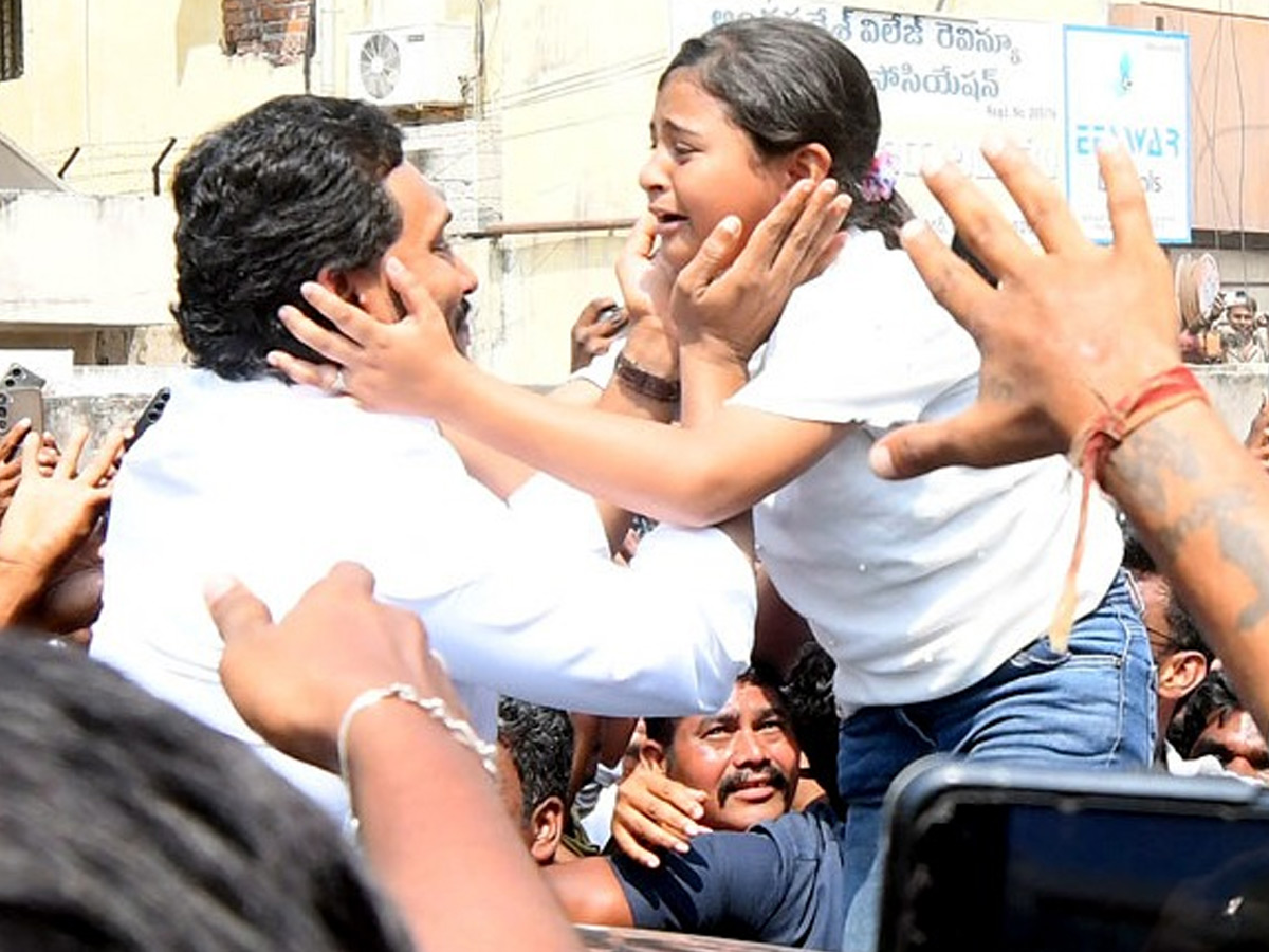 Little Girl Selfie With YS Jagan At Vijayawada Photos9