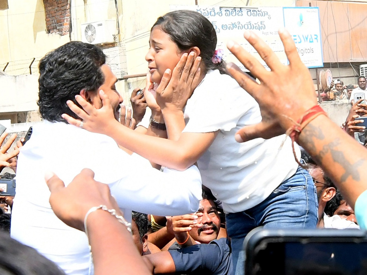 Little Girl Selfie With YS Jagan At Vijayawada Photos10