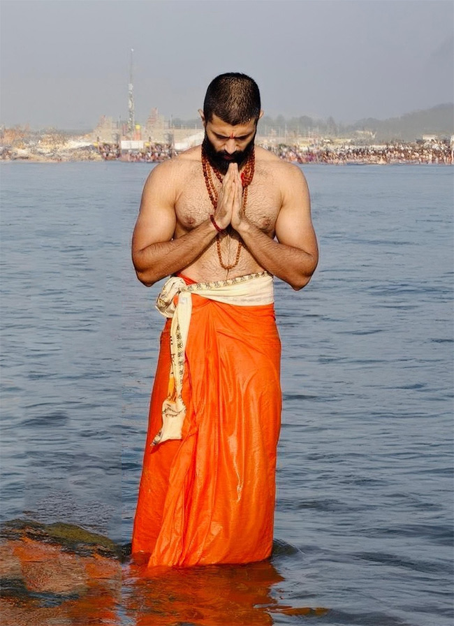 Vijay Deverakonda takes a holy dip at Mahakumbh photos goes viral10