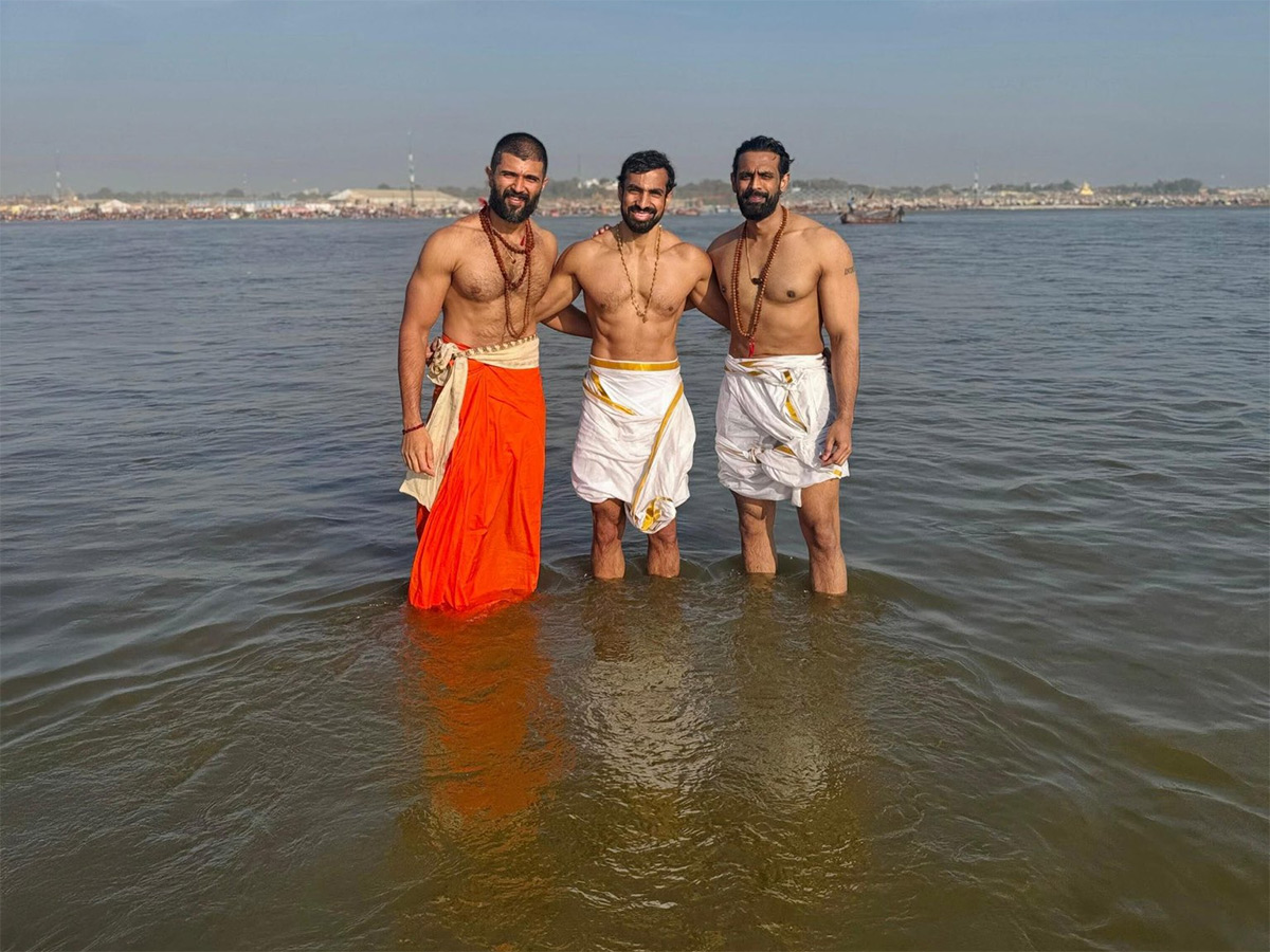 Vijay Deverakonda takes a holy dip at Mahakumbh photos goes viral2