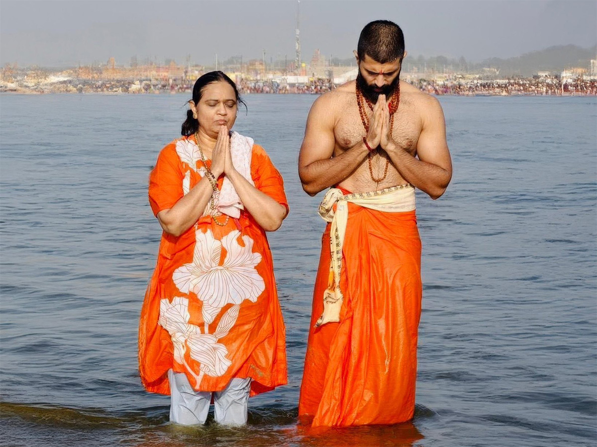 Vijay Deverakonda takes a holy dip at Mahakumbh photos goes viral4