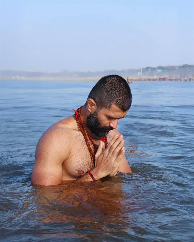 Vijay Deverakonda takes a holy dip at Mahakumbh photos goes viral5