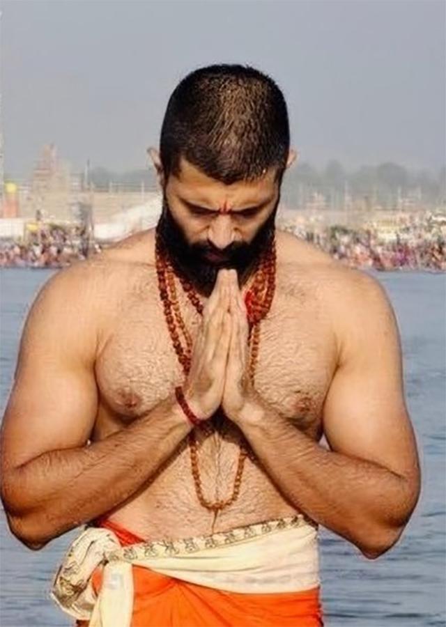 Vijay Deverakonda takes a holy dip at Mahakumbh photos goes viral7