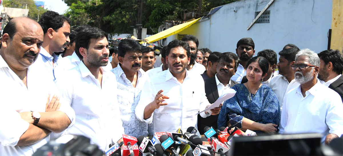 YS Jagan Meets Vallabhaneni Vamsi At Vijayawada Sub Jail Photos10