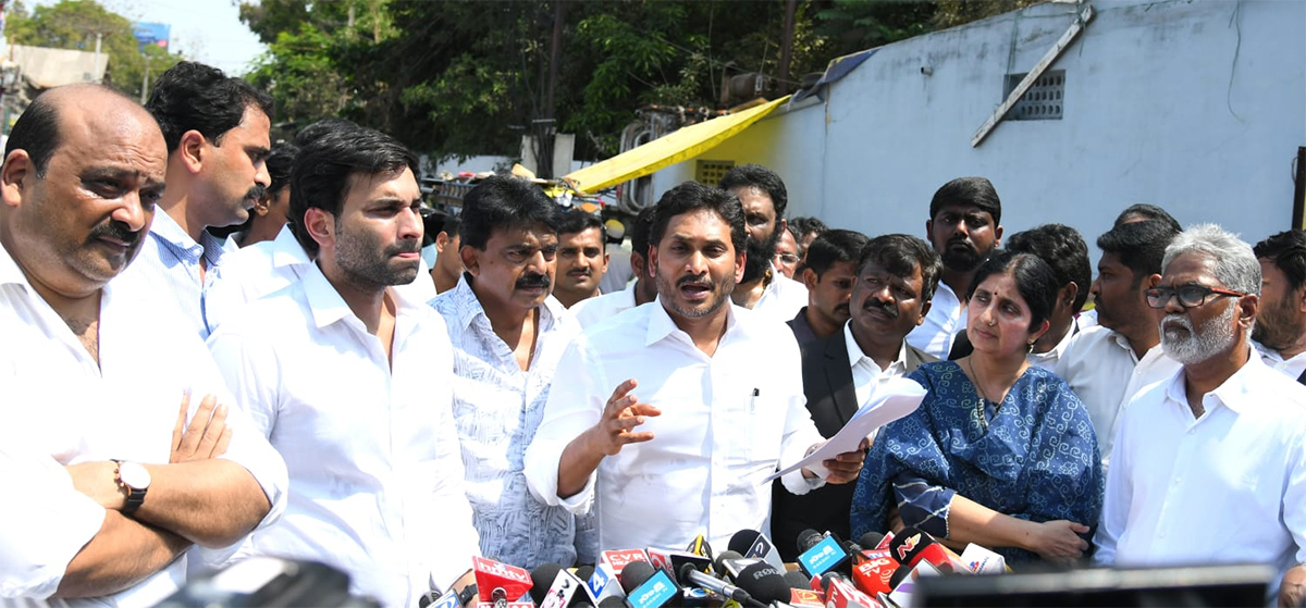 YS Jagan Meets Vallabhaneni Vamsi At Vijayawada Sub Jail Photos11