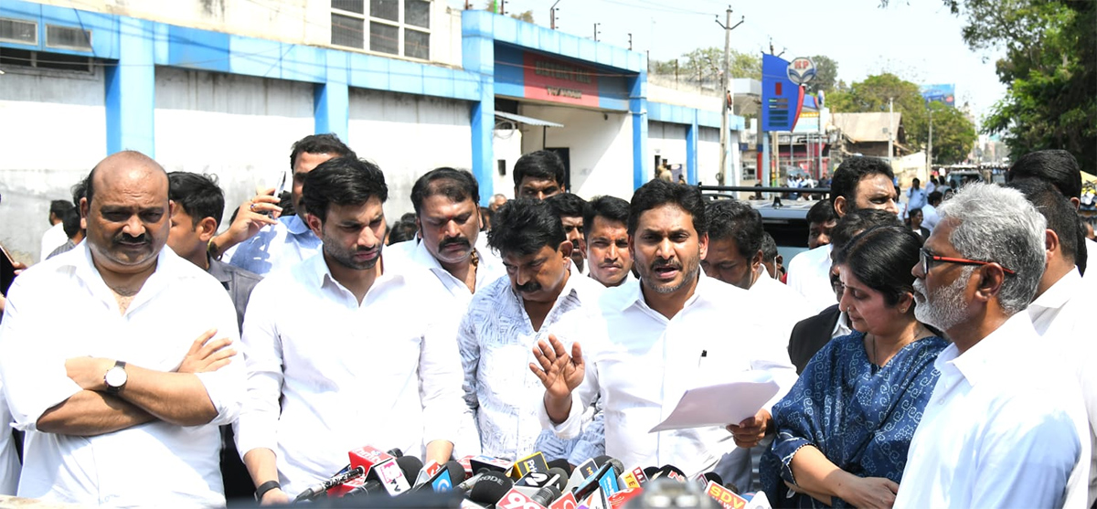 YS Jagan Meets Vallabhaneni Vamsi At Vijayawada Sub Jail Photos12