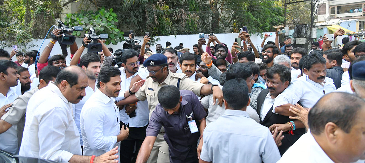 YS Jagan Meets Vallabhaneni Vamsi At Vijayawada Sub Jail Photos2