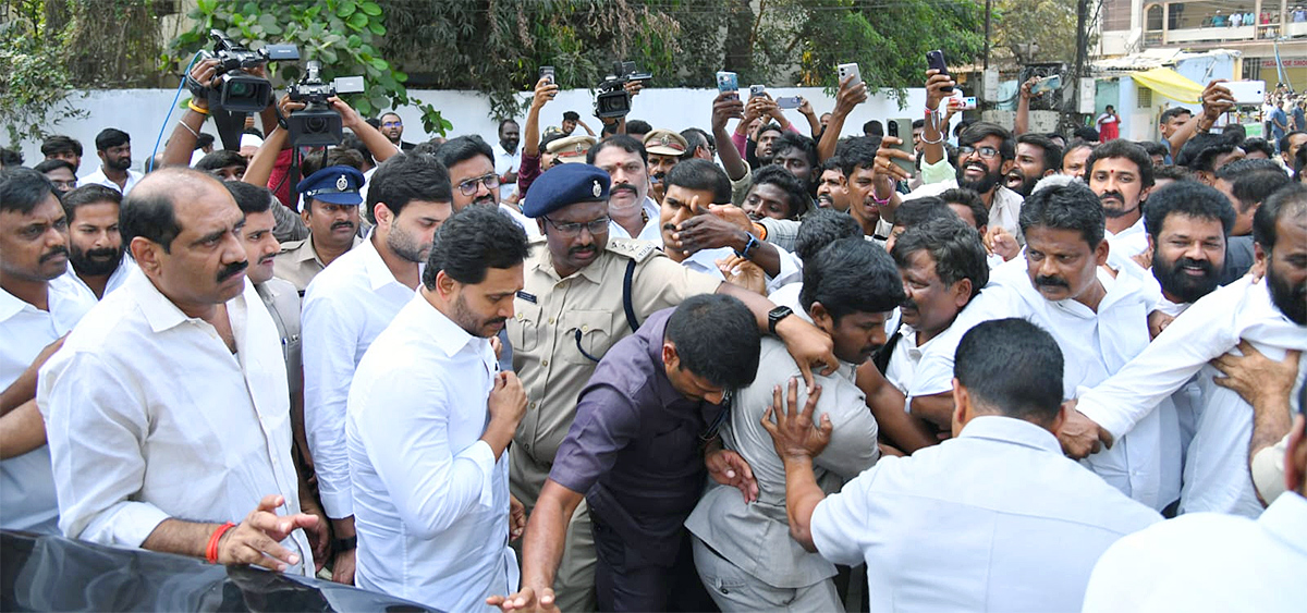 YS Jagan Meets Vallabhaneni Vamsi At Vijayawada Sub Jail Photos3