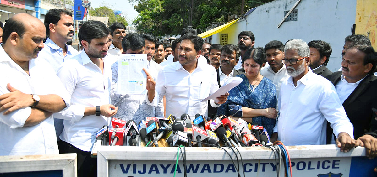 YS Jagan Meets Vallabhaneni Vamsi At Vijayawada Sub Jail Photos4