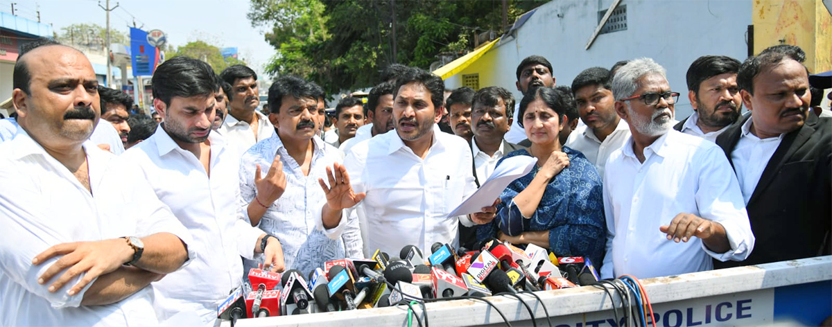 YS Jagan Meets Vallabhaneni Vamsi At Vijayawada Sub Jail Photos5