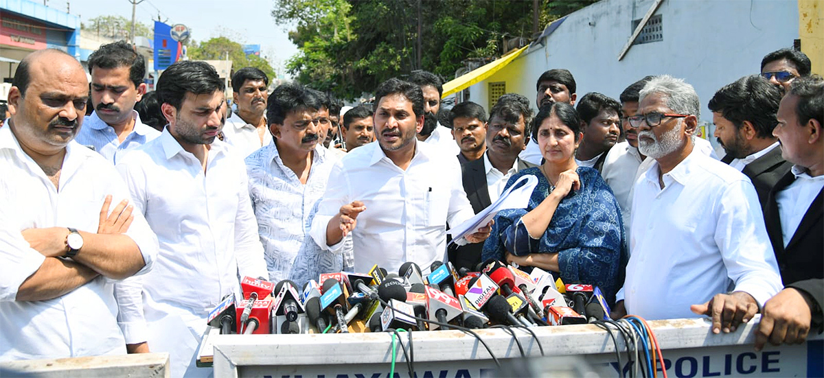 YS Jagan Meets Vallabhaneni Vamsi At Vijayawada Sub Jail Photos6