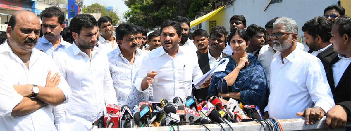 YS Jagan Meets Vallabhaneni Vamsi At Vijayawada Sub Jail Photos7