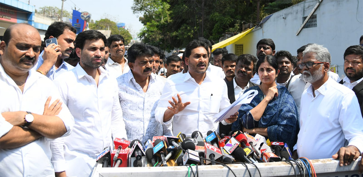 YS Jagan Meets Vallabhaneni Vamsi At Vijayawada Sub Jail Photos8