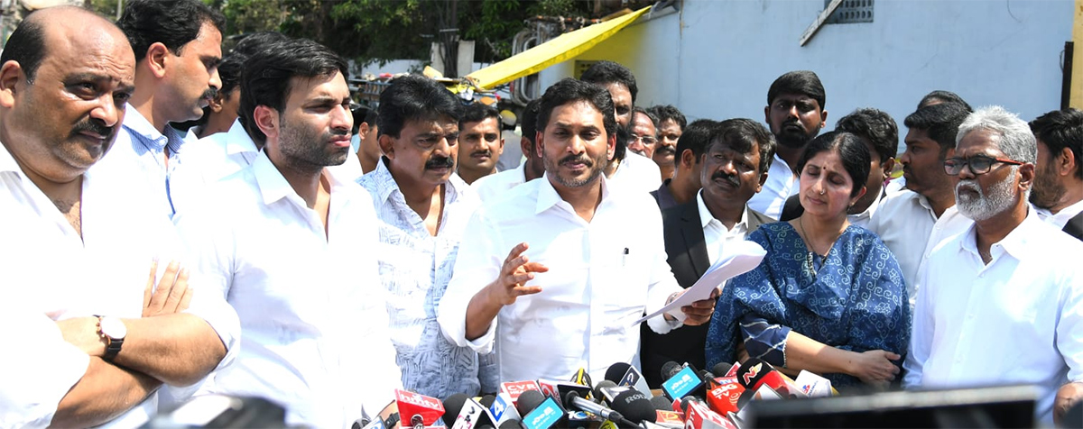 YS Jagan Meets Vallabhaneni Vamsi At Vijayawada Sub Jail Photos9