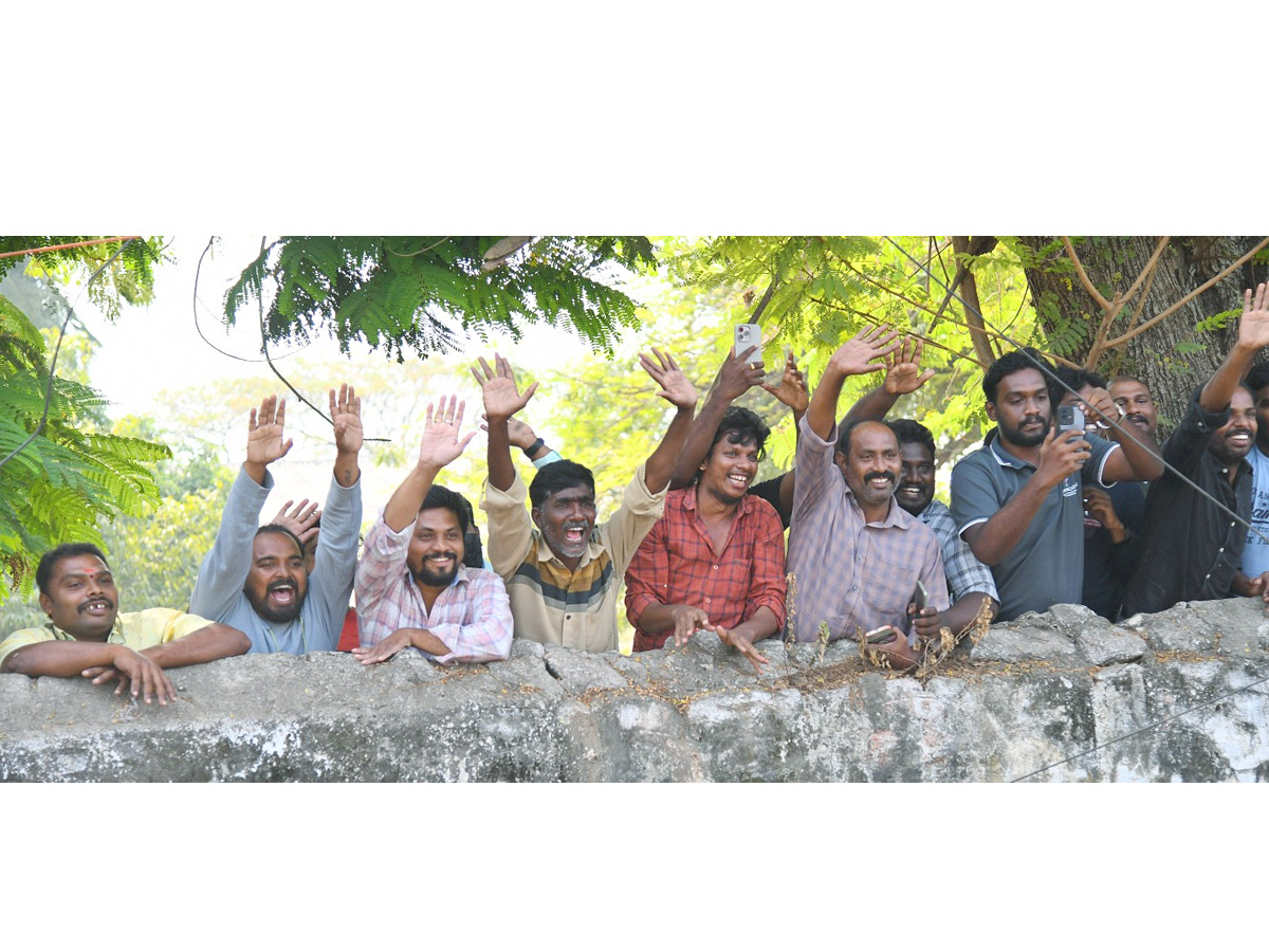 YS Jagan Receives Grand Welcome In Vijayawada Photos10