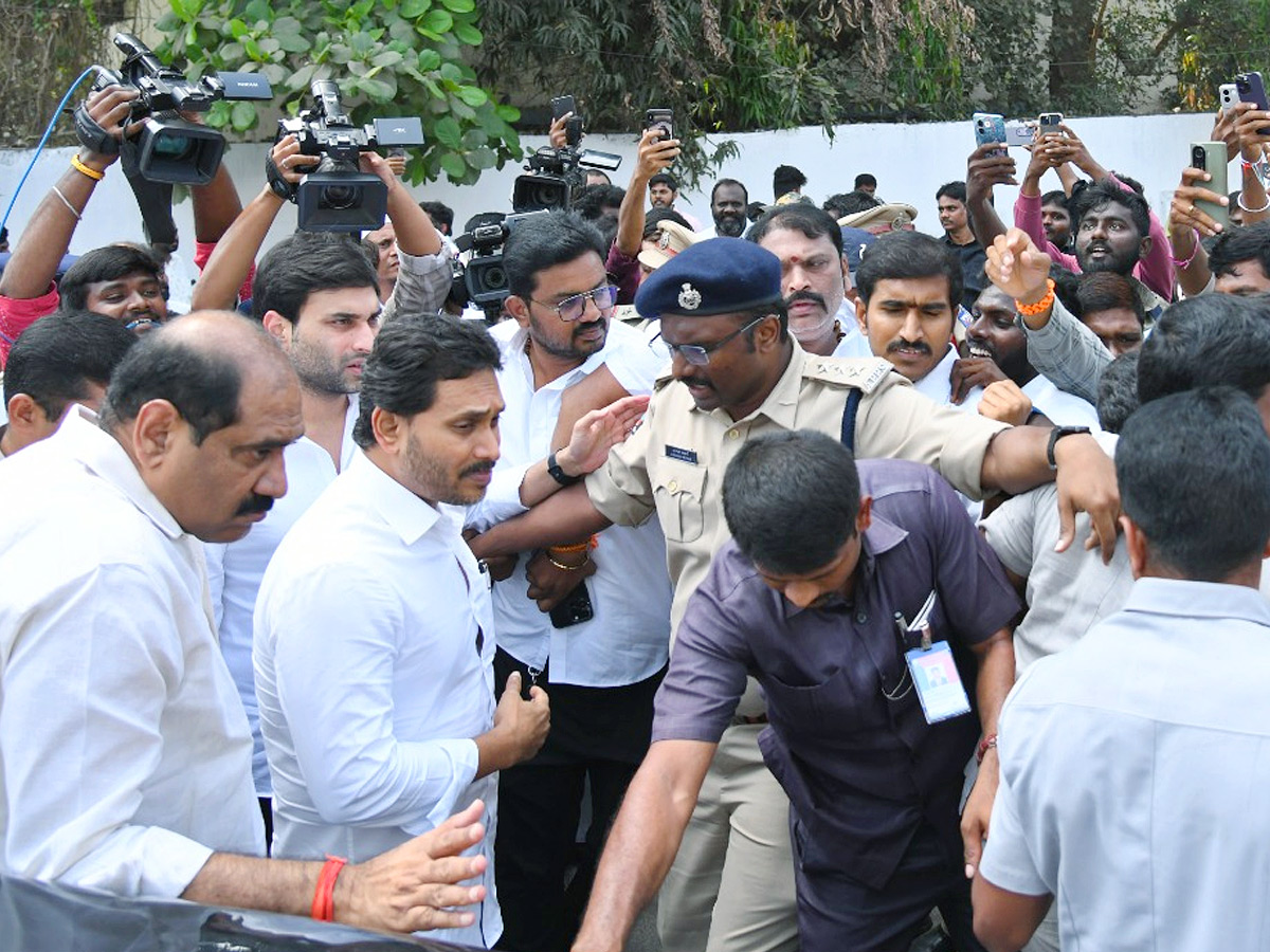 YS Jagan Receives Grand Welcome In Vijayawada Photos11