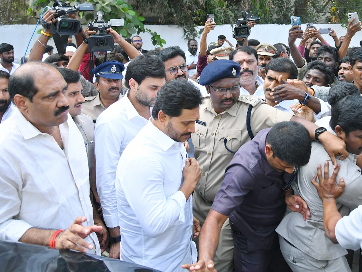 YS Jagan Receives Grand Welcome In Vijayawada Photos12