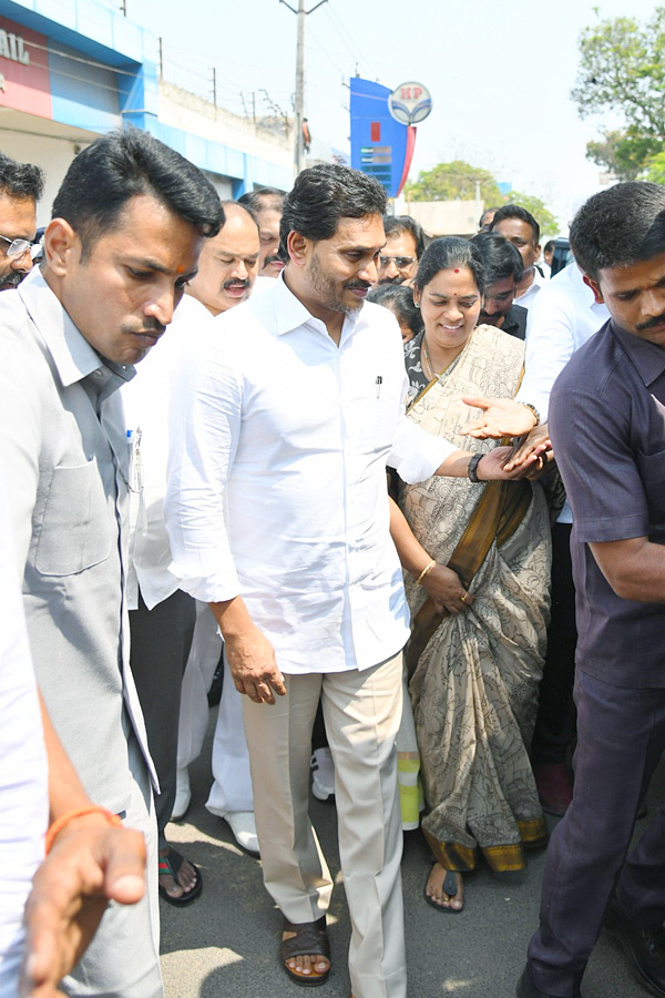 YS Jagan Receives Grand Welcome In Vijayawada Photos14