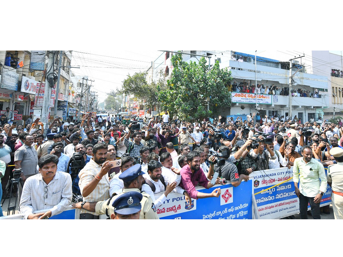 YS Jagan Receives Grand Welcome In Vijayawada Photos15