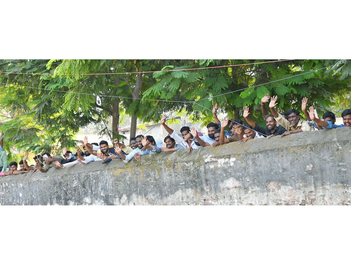 YS Jagan Receives Grand Welcome In Vijayawada Photos16