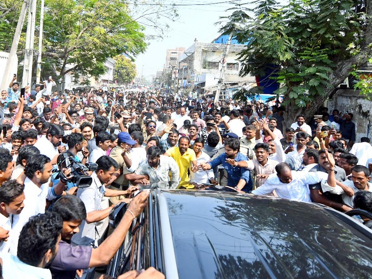 YS Jagan Receives Grand Welcome In Vijayawada Photos2