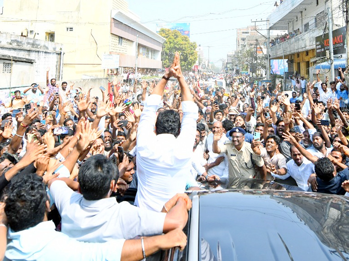 YS Jagan Receives Grand Welcome In Vijayawada Photos3