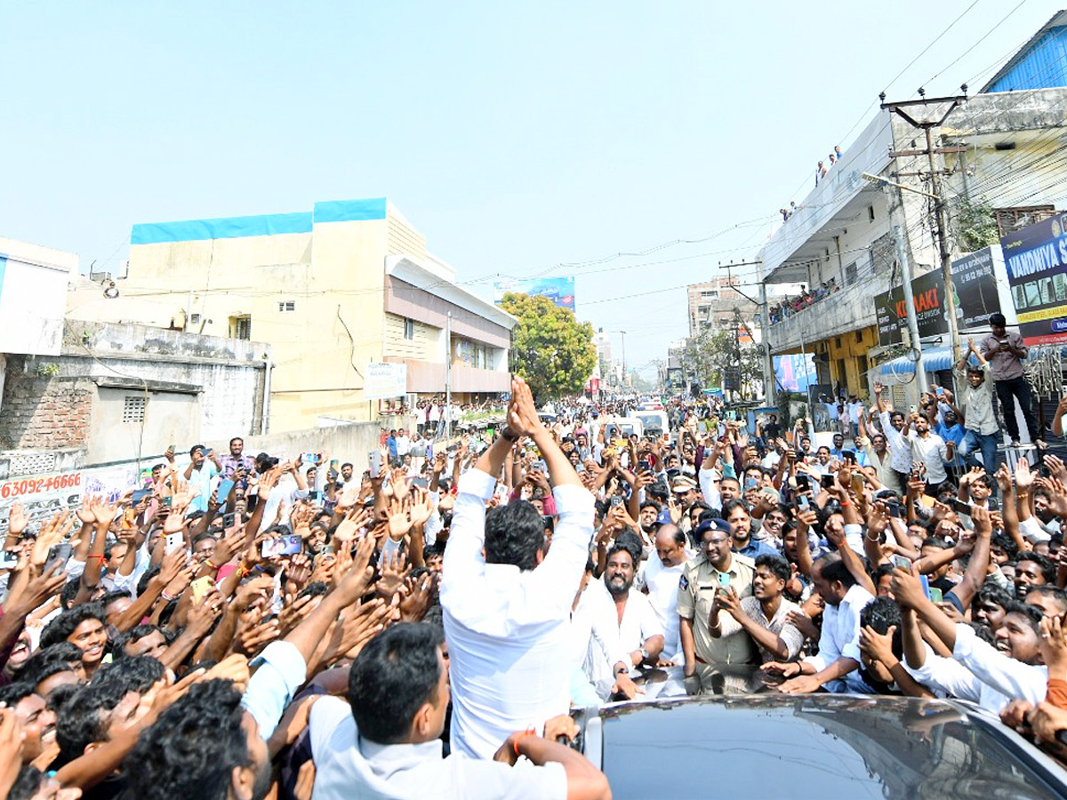 YS Jagan Receives Grand Welcome In Vijayawada Photos4