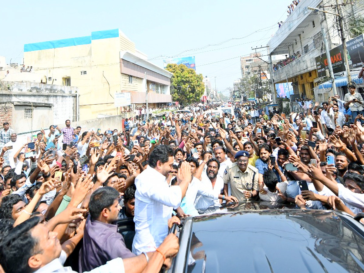 YS Jagan Receives Grand Welcome In Vijayawada Photos5