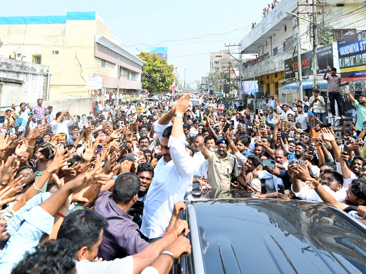 YS Jagan Receives Grand Welcome In Vijayawada Photos6