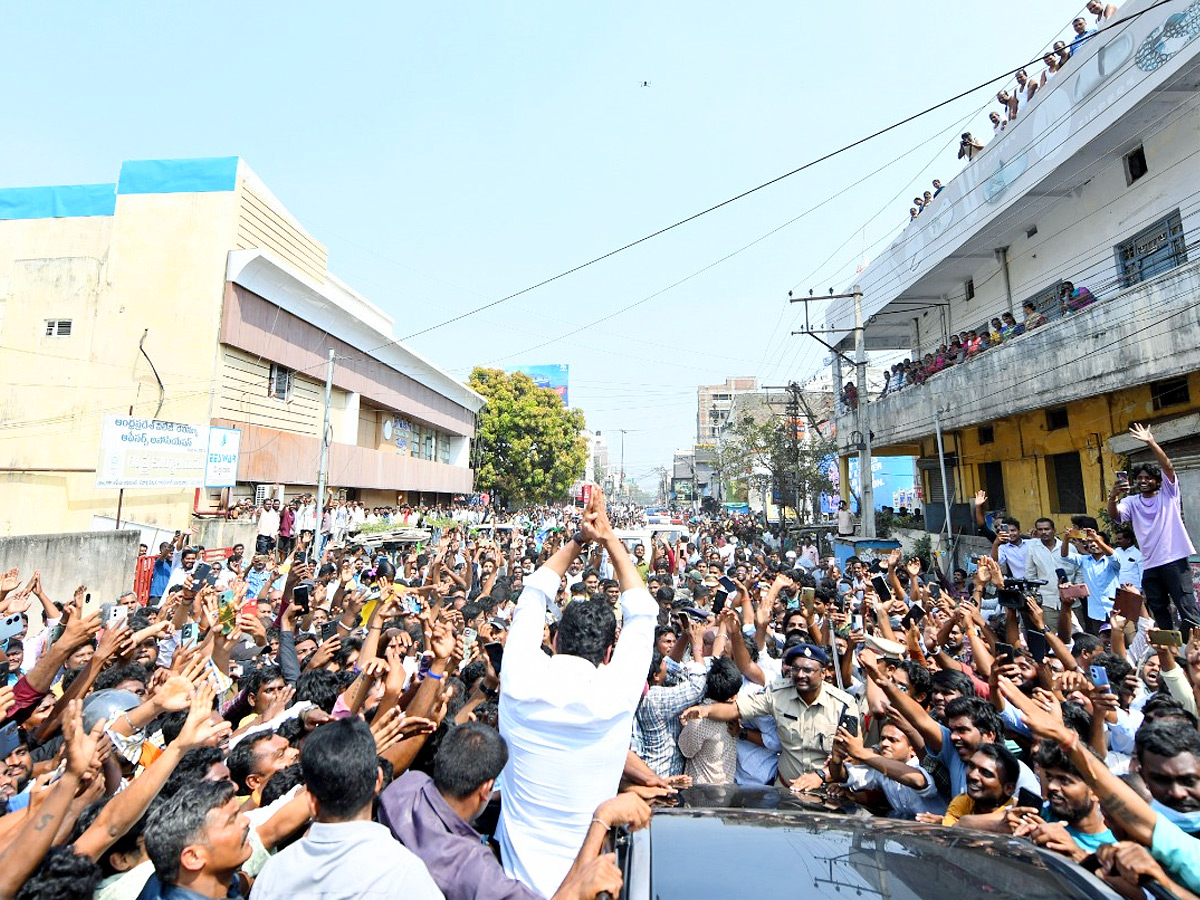 YS Jagan Receives Grand Welcome In Vijayawada Photos7