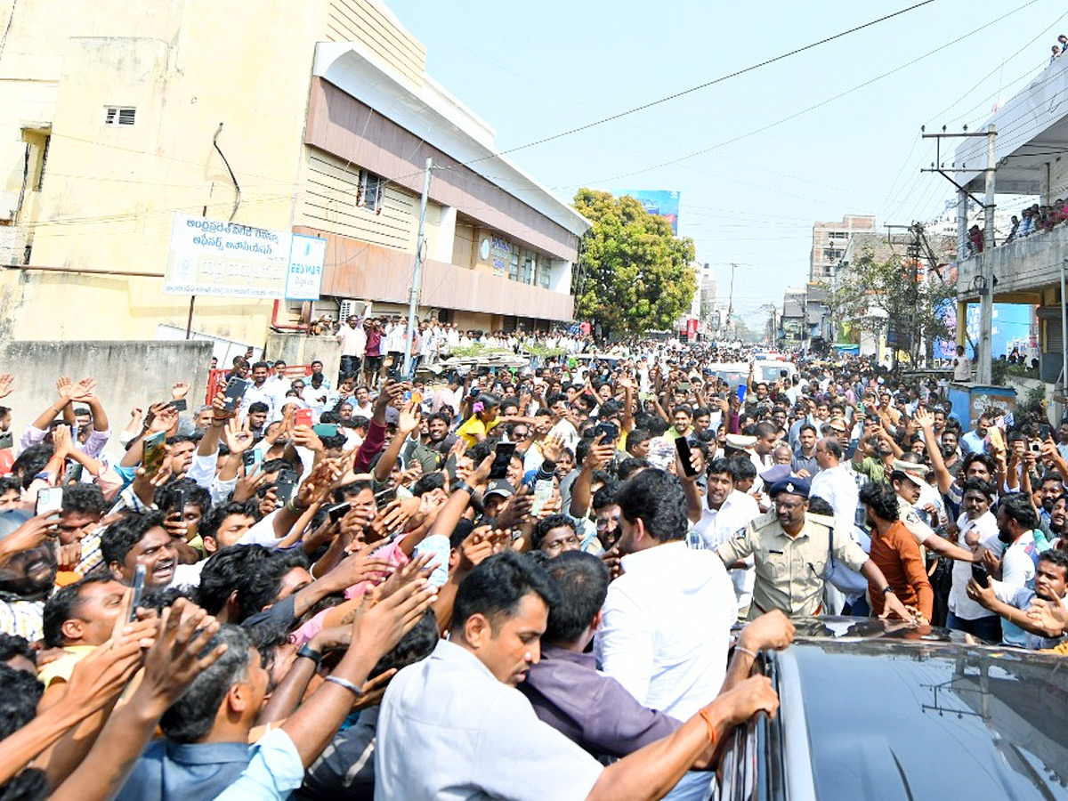 YS Jagan Receives Grand Welcome In Vijayawada Photos8