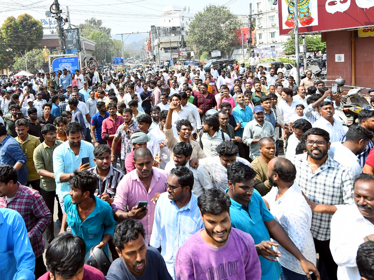 YS Jagan Receives Grand Welcome In Vijayawada Photos9