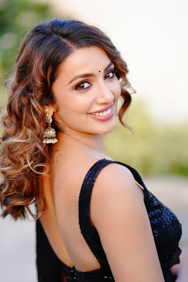 tejaswi madivada radiant photos goes viral12