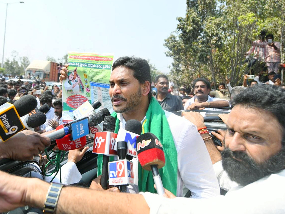 InPics: YS Jagan Warning To Chandrababu Over Farmers In Protest At Guntur Mirchi Yard2