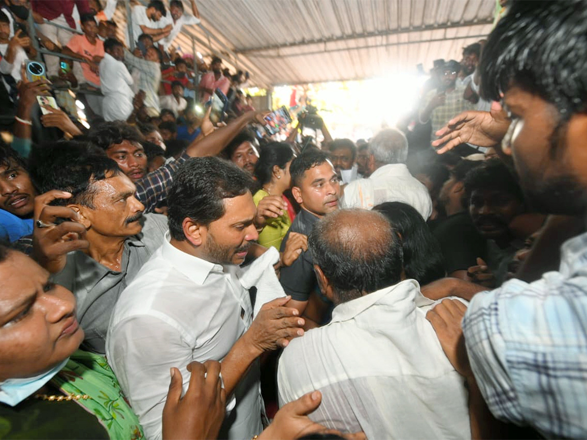 InPics: YS Jagan Warning To Chandrababu Over Farmers In Protest At Guntur Mirchi Yard3