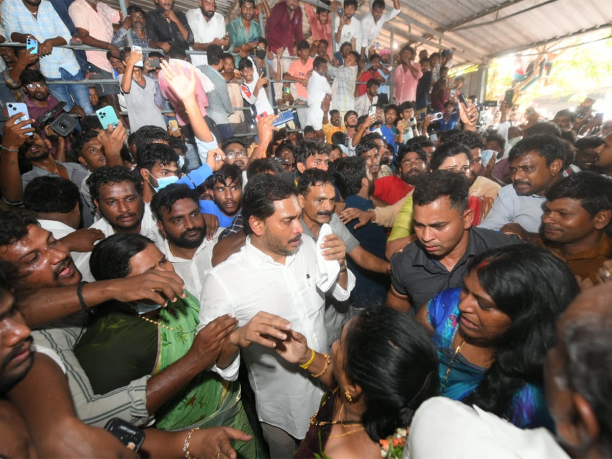 InPics: YS Jagan Warning To Chandrababu Over Farmers In Protest At Guntur Mirchi Yard4