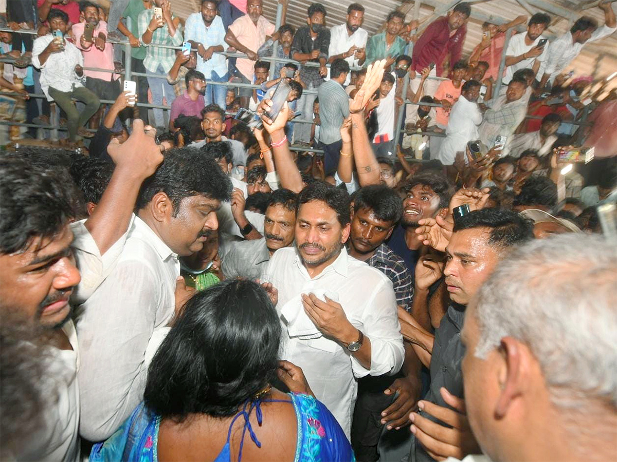 InPics: YS Jagan Warning To Chandrababu Over Farmers In Protest At Guntur Mirchi Yard5