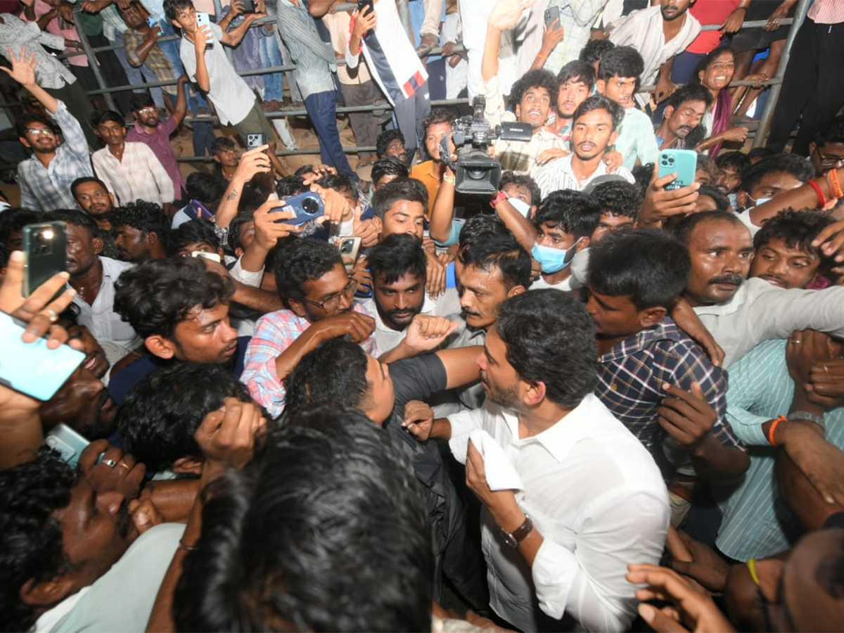 InPics: YS Jagan Warning To Chandrababu Over Farmers In Protest At Guntur Mirchi Yard6