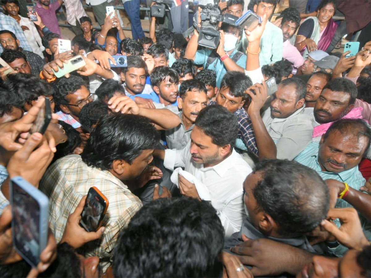 InPics: YS Jagan Warning To Chandrababu Over Farmers In Protest At Guntur Mirchi Yard7